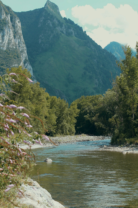 Mountain lake and peaks in the Pyrenees near Minds and Mountains ecolodge